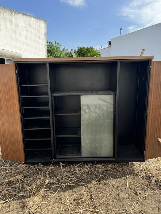 Armário em ferro e madeira