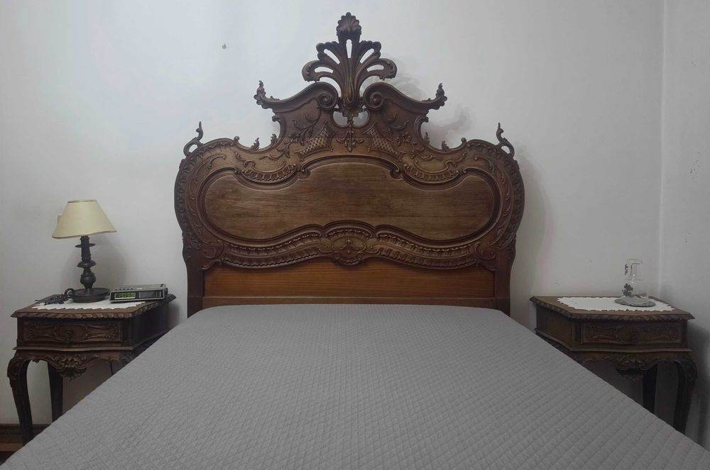 Guarda Roupa e Cama antiga, madeira maciça