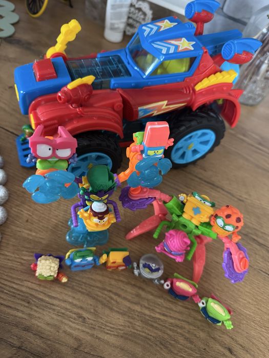 Super things / super zings samochod i figurki