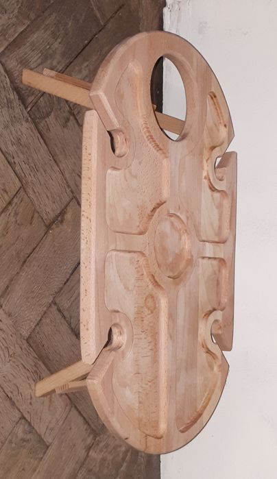 Столик деревянный, виинно-пивной, раскладнлй на ножках.