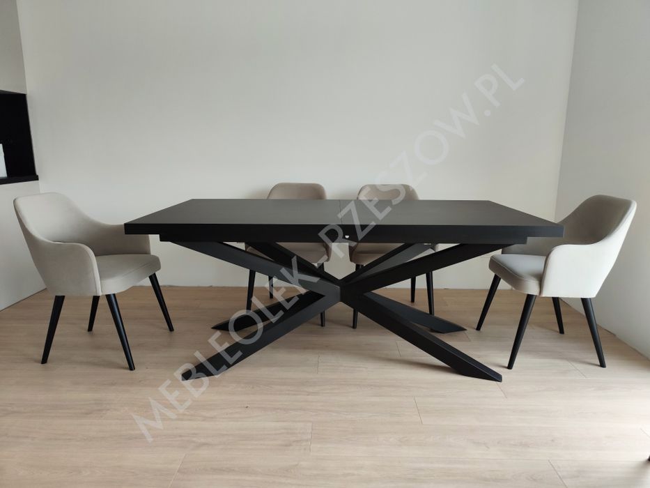 Duży nowy stół na metalowej podstawie pająk rozkładany