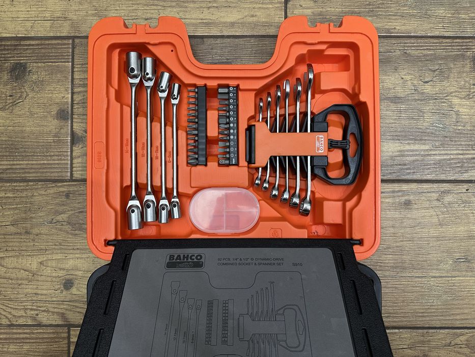 Zestaw nasadek 1/4" i 1/2" oraz kluczy płasko-oczkowych S910