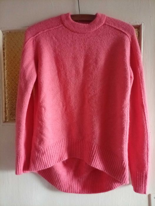 Różowy sweter damski