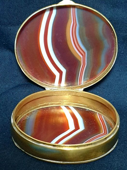 Maravilhosa antiga caixa de rapé francesa com pedra Ágata