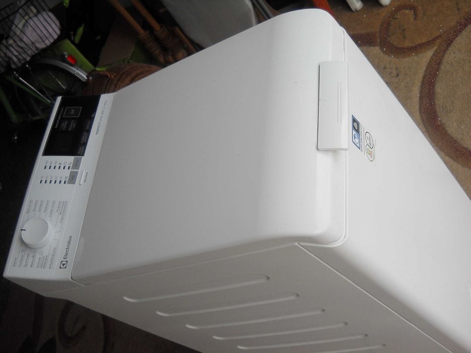 Pralka automatyczna Electrolux ładowana od góry.