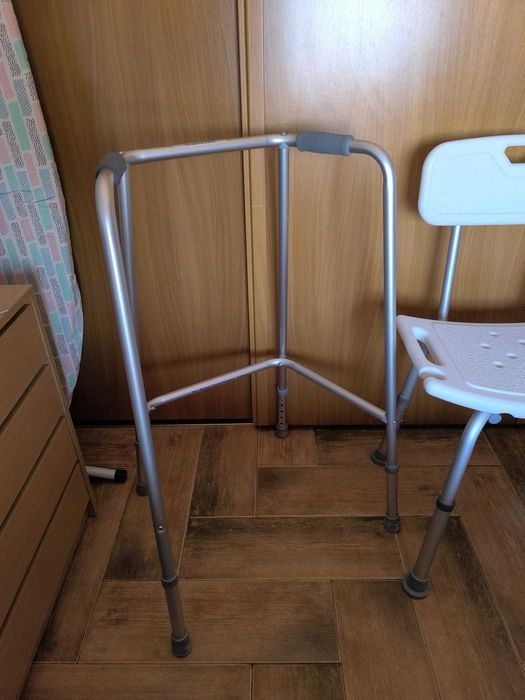 Andarilho e cadeira de duche com pouco uso