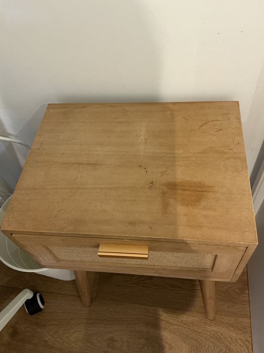Mesa de cabeceira em madeira, com gaveta e estilo Boho