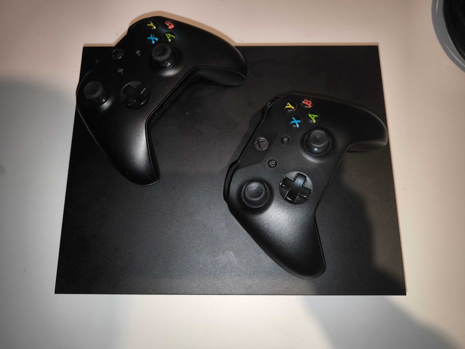 Microsoft Xbox One X 1TB Black (комплект)