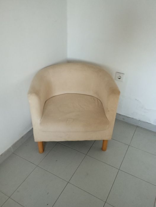 Cadeirão  bege com pés de madeira