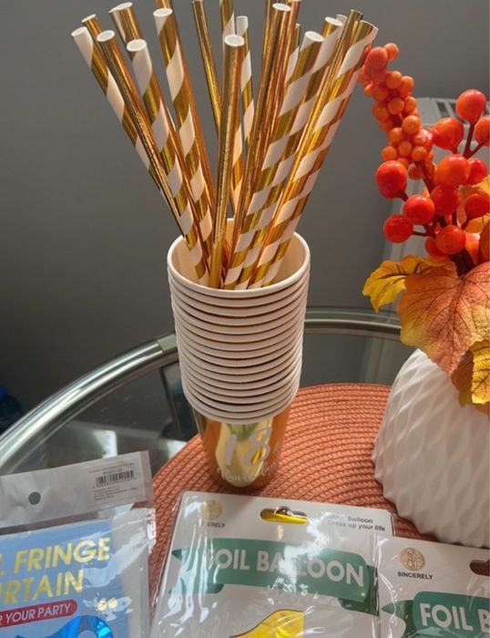 Zestaw do dekoracji urodzinowych - balony foliowe, kurtyna itd