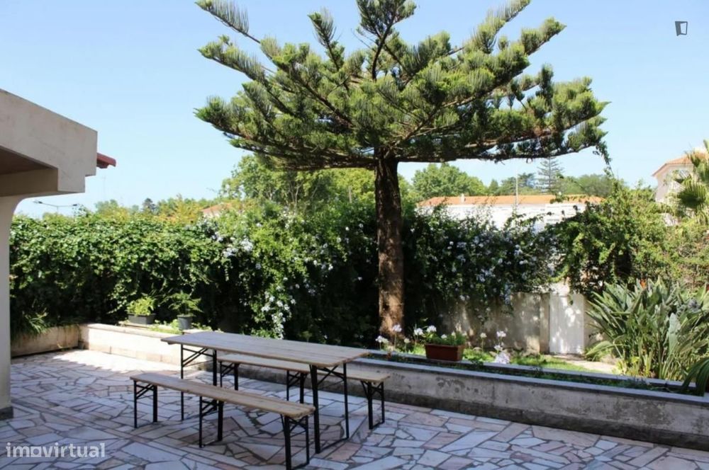 Quarto - localizado em Carcavelos Lisbon