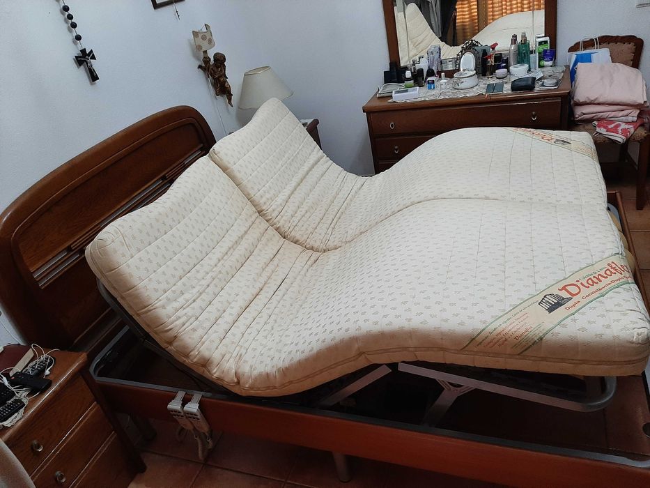 Cama de casal articulada com dois colchões
