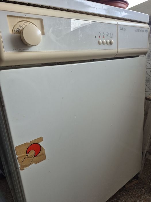 Máquina de Secar AEG avariada