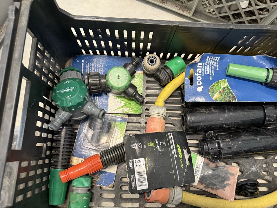 Vario material de rega para jardim