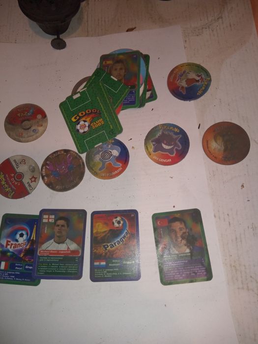 Karty z piłkarzami i pokemony