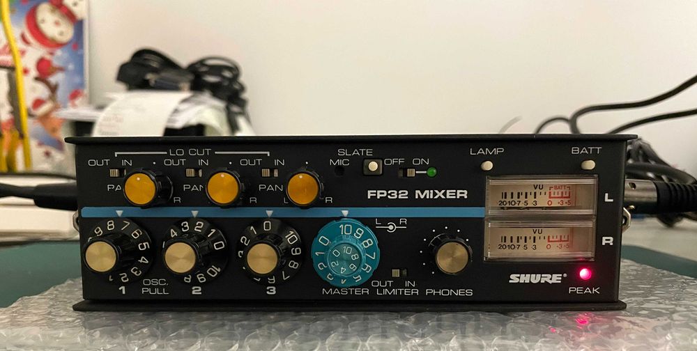 Mesa portátil de mistura e de preamplificação de microfones Shure FP32