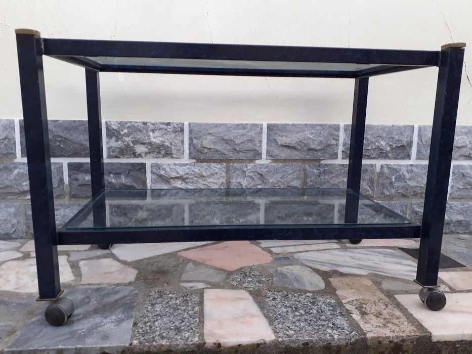 Mesa de apoio em vidro.