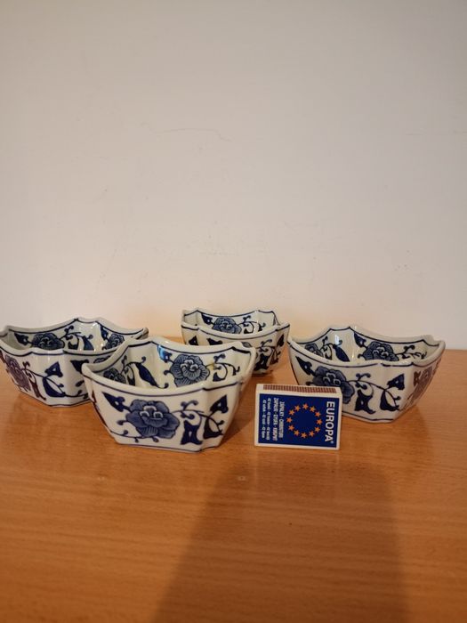 Chiny. Cztery stare, ręcznie malowane, porcelanowe miseczki.