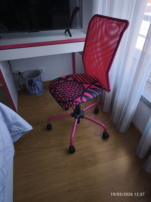 Secretaria de menina com cadeira