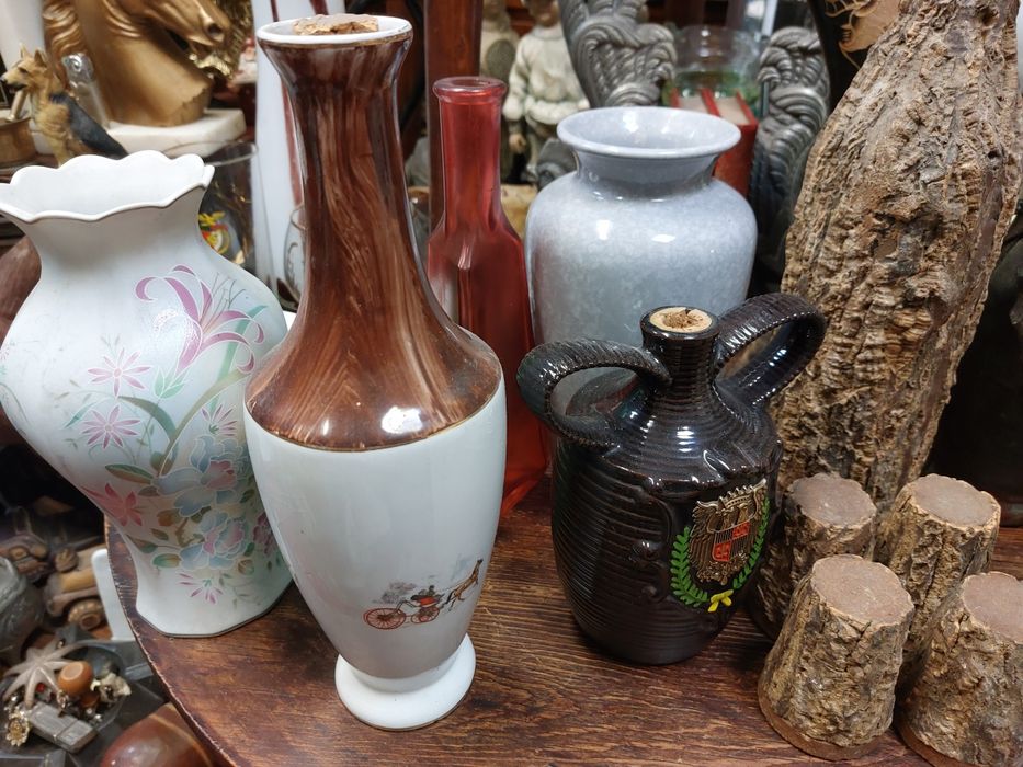 Conjunto de 10 peças em porcelana, com diferentes formas e designs