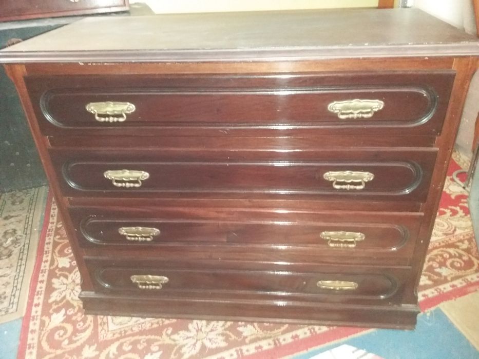 Cômoda em madeira com 4 gavetas