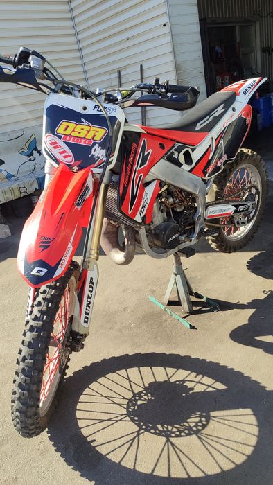 Продам двотактний кросовий мотоцикл Honda CR250R