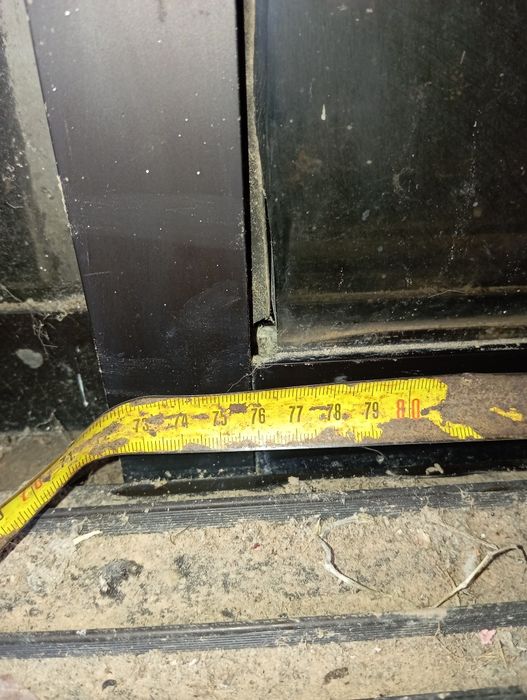 Janela alumínio vidro simples.