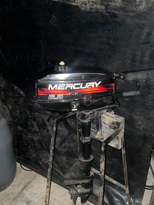 Motores fora de borda e material de barcos