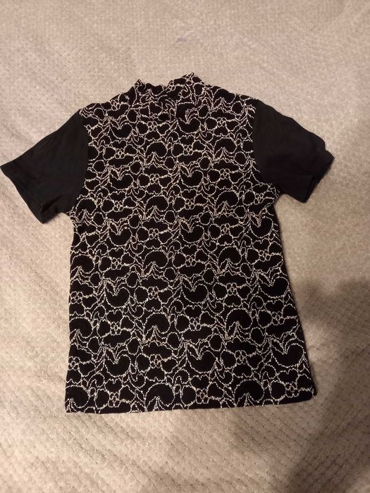 Półgolf z krótkim rękawem w ciekawy wzór