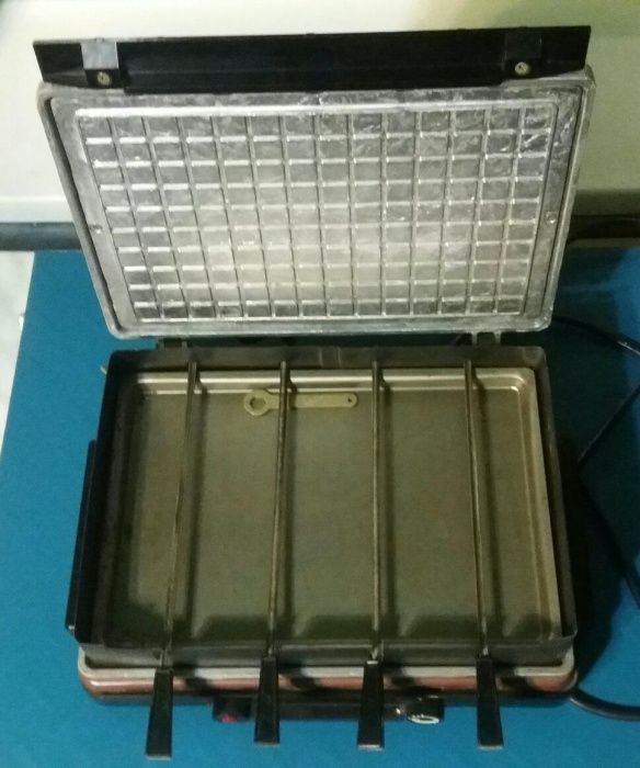 Электрошашлычница-вафельница-гриль.