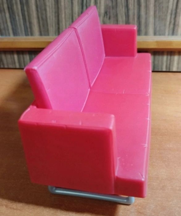 Czerwona kanapa / łóżko lalki Barbie / Mattel