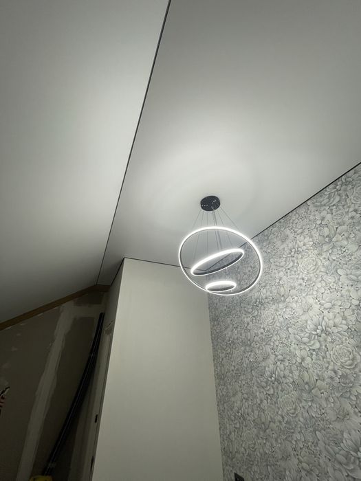 Натяжні стелі звягель читсий монтаж пістолетом матові глянцеві потолки