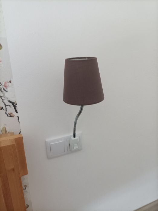 Candeeiro de braço flexível.