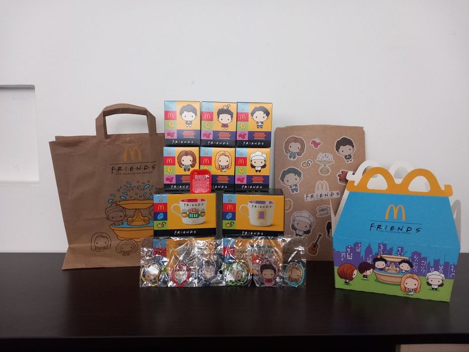 Komplet zestaw kubki figurki breloczki Friends Przyjaciele McDonald's