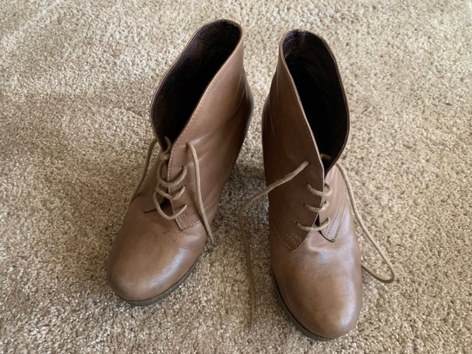 BOTAS com salto em excelente estado.