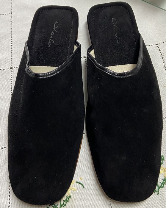 Chinelos de pele de quarto