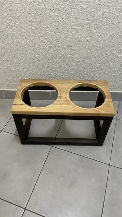 Велика деревʼяна підставка для собачих мисок