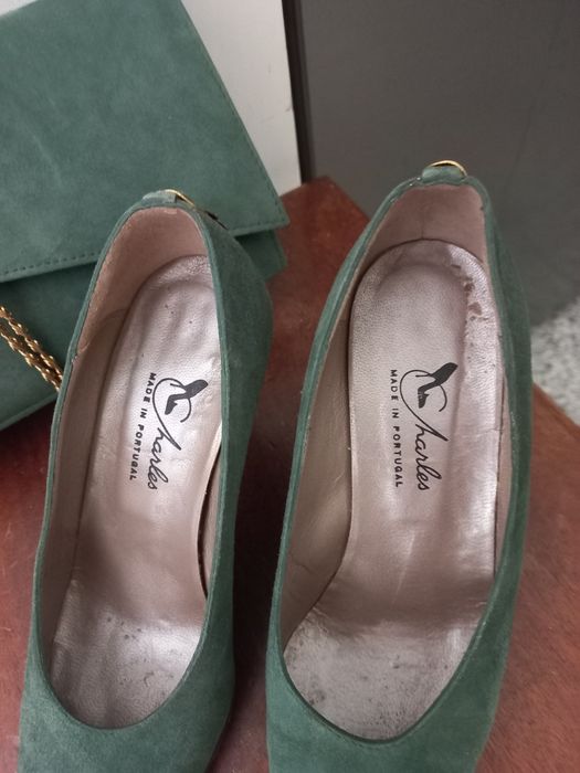 Conjunto de sapatos e bolsa em camurça verde