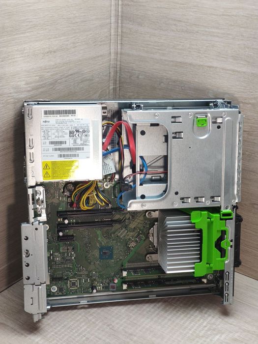 Fujitsu Esprimo D556 (intel i3-6100/8gb ddr4)