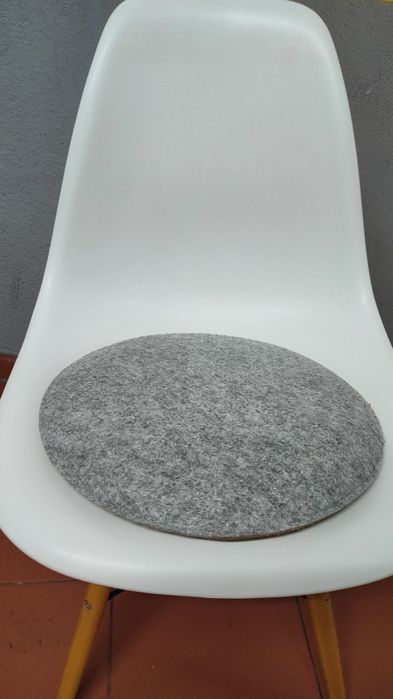Conjunto 4 Cadeiras de Jantar em ótimo estado- Design Escandinavo - Pernas de Madeira  - 4 almofadas  em couro sintético com anti derrapante incluídas