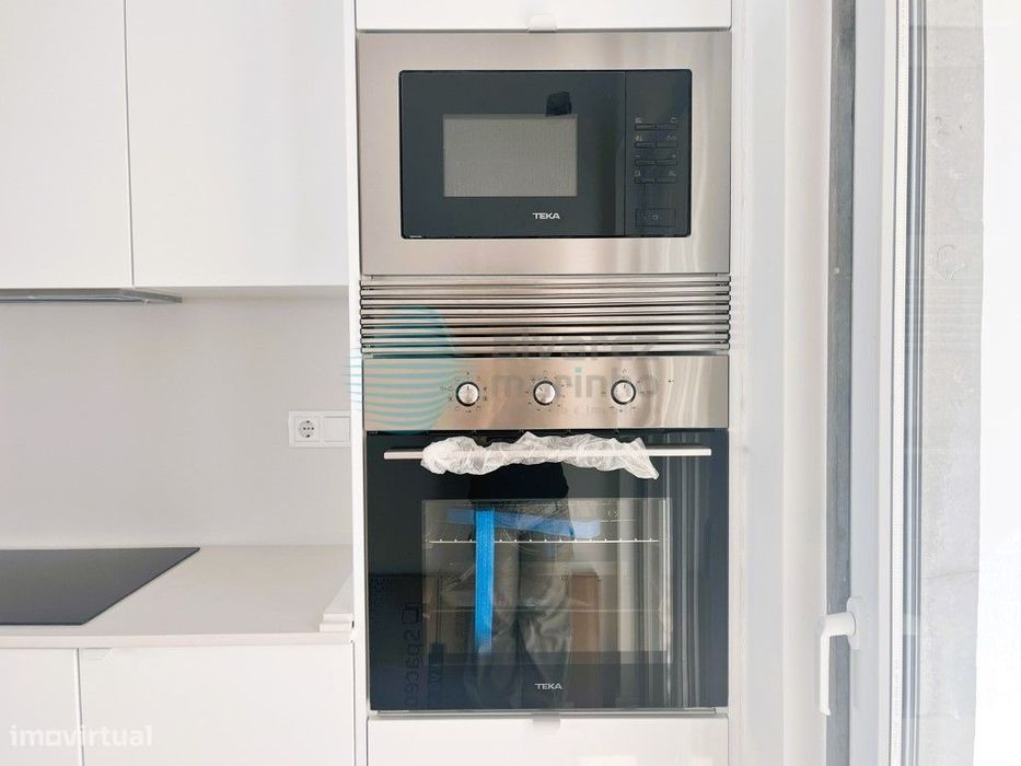 Apartamento T2 com Vista Mar, Garagem e Totalmente Remodelado