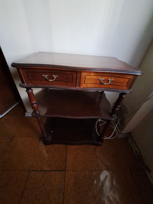 Entry table. Dimensions 0.65x0.49 cm
