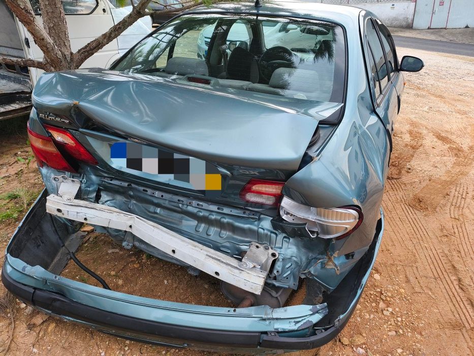 Nissan Almera 2002 , acidentado, cerca de 190.000 km, motor impecável