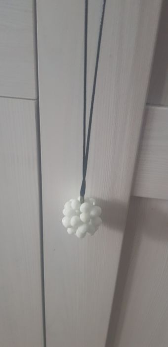 wisiorek, kulka na woskowanym sznurku