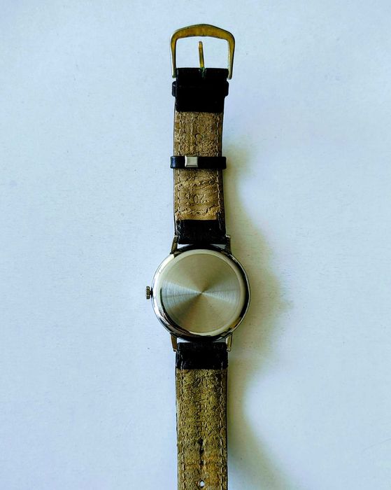 Relógio Omega com movimento mecânico