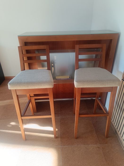 Balcão bar com cadeiras