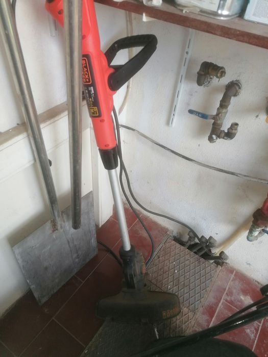 Máquina de cortar e aparar relva