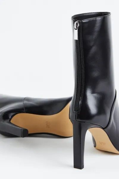 Ботильйони на каблуку з гострим носком
