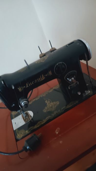 Maszyna do szycia z dawnych lat , L