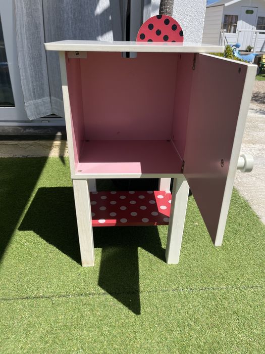 Duas mesas de cabeceira para crianca brancas